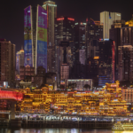 重慶・洪崖洞、灯りがつなぐ年末の夜景　揚子江沿いの観光地が輝く video poster