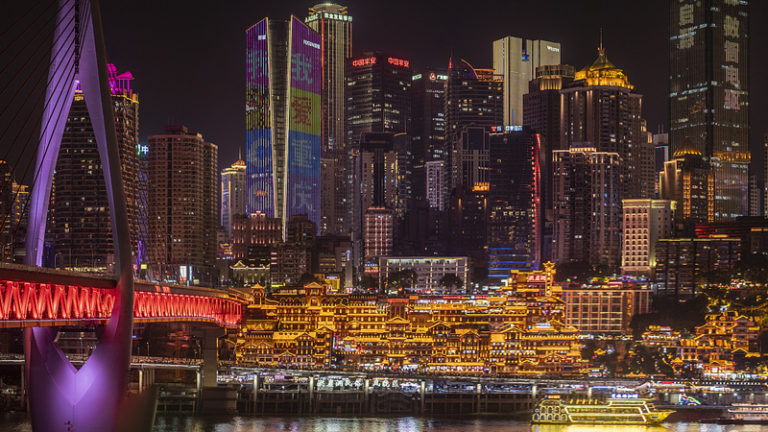 重慶・洪崖洞、灯りがつなぐ年末の夜景　揚子江沿いの観光地が輝く video poster