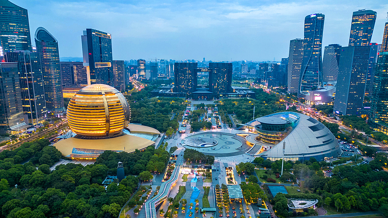 杭州の都市公園「アーバン・バルコニー」から眺める川とスカイライン video poster