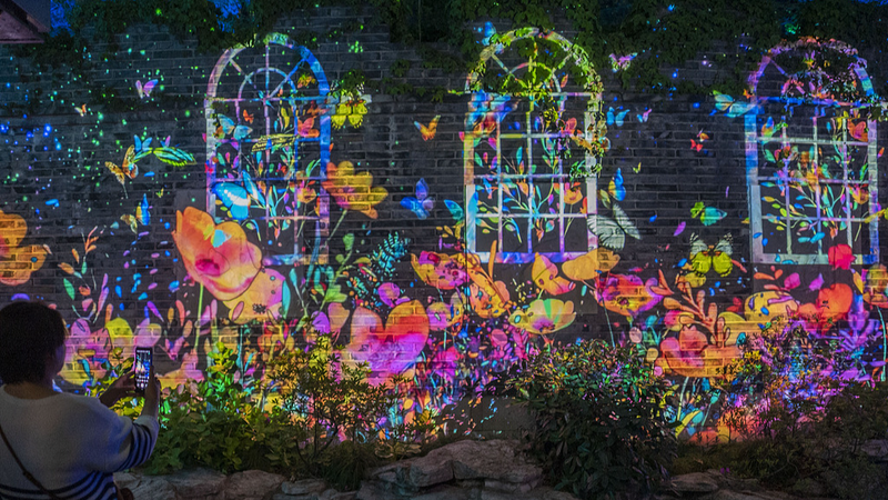 上海・静安区の夜を照らす国際ライトショー　メーデー連休の光と影