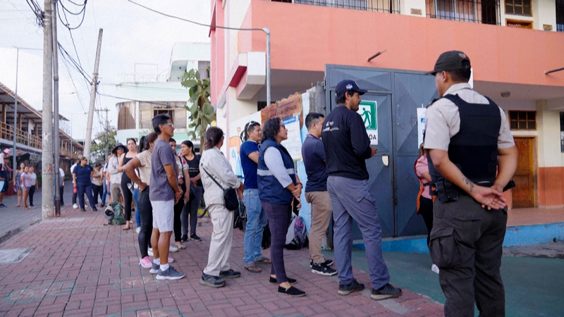 エクアドル大統領選 決選投票前討論会でノボア氏とゴンサレス氏が激突 video poster