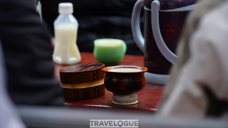 Xizangの茶館から見る日常の国際ニュース: マイカップと手作りフード