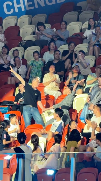 【国際ニュース】成都ワールドゲームズで85歳ダンス夫婦が観客席から主役に video poster