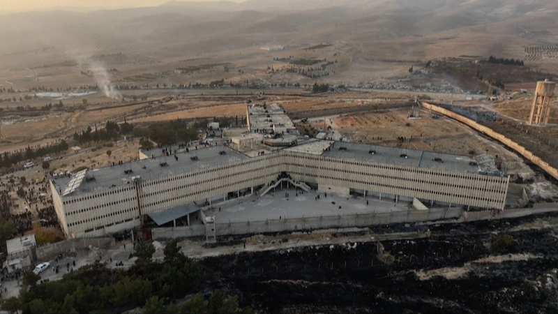 シリア反体制派がセドナヤ刑務所の囚人全員を解放　24年続いたアサド政権崩壊を主張 video poster