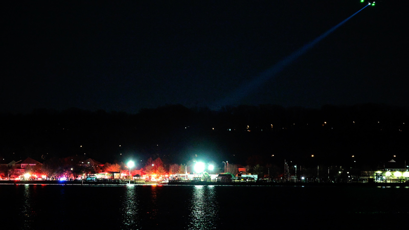 米旅客機と米陸軍ヘリが衝突 ポトマック川に墜落、救助続く video poster