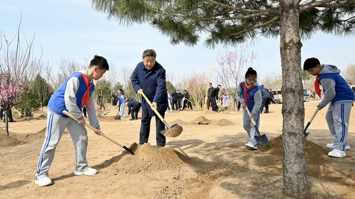 習近平国家主席『美しい中国』へ　植樹から広がる緑化と雇用 video poster