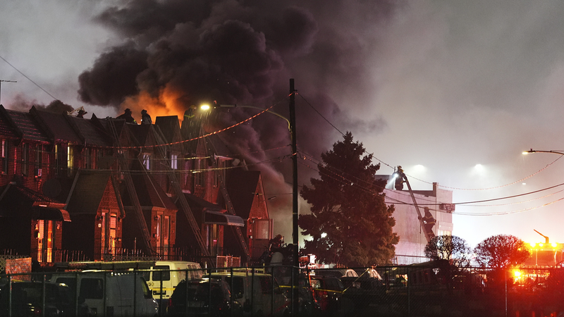 米フィラデルフィアで小型機墜落・火災　住宅街直撃の衝撃