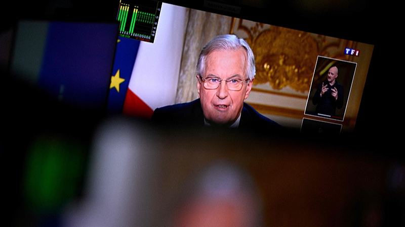 仏マクロン大統領、バルニエ首相に続投要請　次期首相任命まで暫定政権