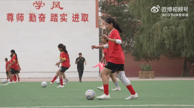 新疆の少女たち、中国女子サッカー代表入りの夢 video poster