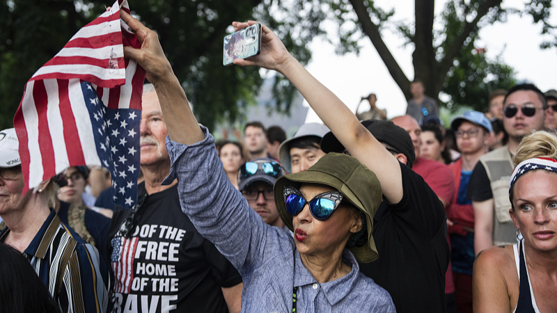 トランプ軍事パレードは何を生んだか　祝賀と抗議が交差したワシントン