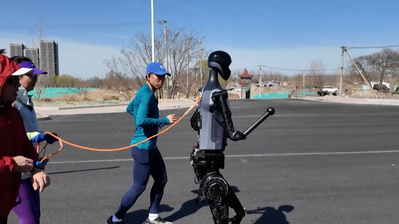 北京で世界初の人型ロボット・ハーフマラソン企画　人とロボが同じ21kmへ video poster