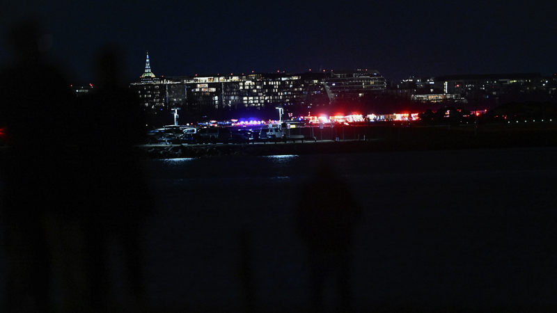 米旅客機と軍用ヘリ衝突　ブラックボックス回収で原因究明へ video poster