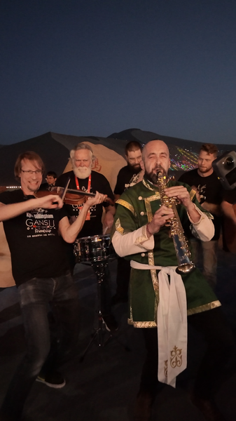 砂漠をステージに：敦煌・鳴沙山で世界が1つになったフラッシュモブ video poster