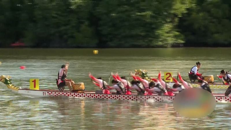 中国・民族運動会でドラゴンボート熱戦 広東と貴州が躍動 video poster