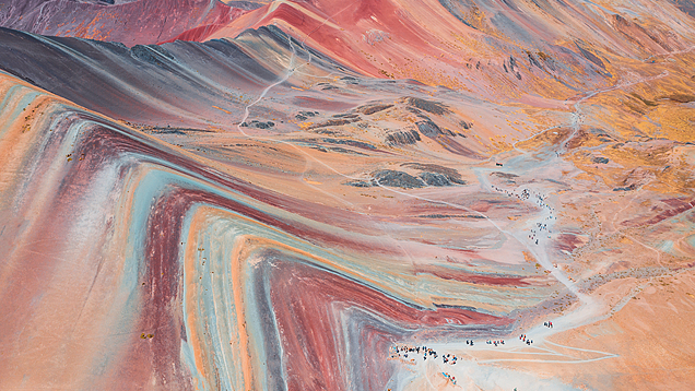 ペルーの虹色の山ビニクンカ　インカの地に広がる自然のグラデーション