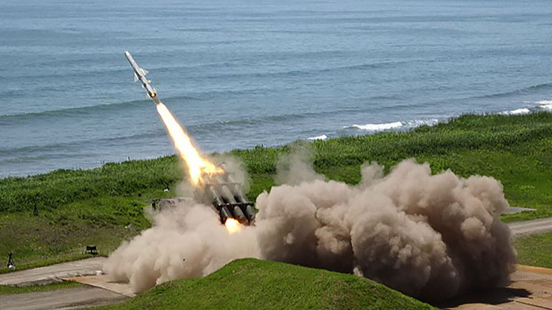 高市首相の台湾地域発言に海外専門家が警鐘　日本の再軍備懸念広がる