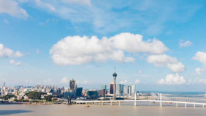 珠海から眺めるマカオ：返還25年の静かなライブ風景 video poster