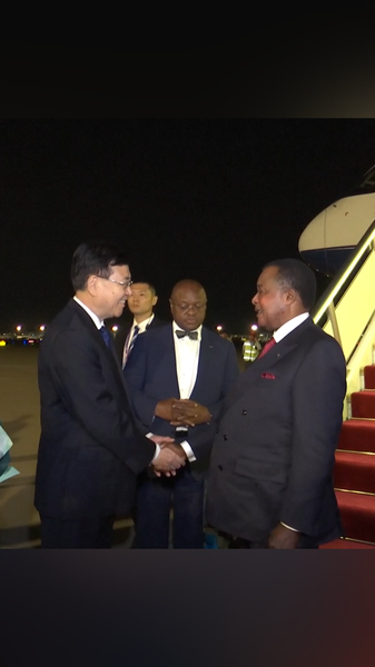 コンゴ共和国サス＝ヌゲソ大統領が北京入り　対日抵抗戦争勝利80周年記念行事に出席 video poster