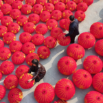 JBQBDW7I0966QIMK0UHW - NewsTomo – 日本語で読む、世界のニュースハブ 中国本土・山西省の村で赤い提灯づくり最盛期、伝統と新デザインが年末彩る