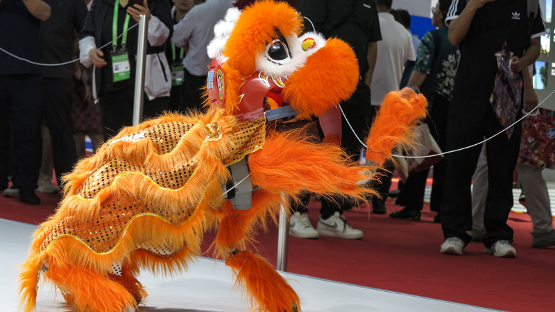 北京の国際博覧会でロボット犬とAIヒューマノイドが主役に