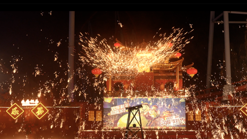 火花が降り注ぐ中国のランタンフェスティバル　溶けた鉄の花火とは video poster