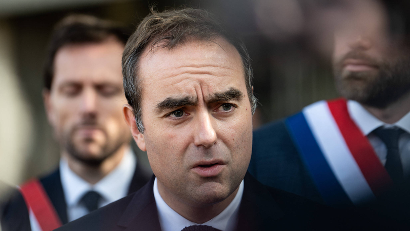 フランスのルコルニュ首相、連立探しと2026年予算で綱渡り