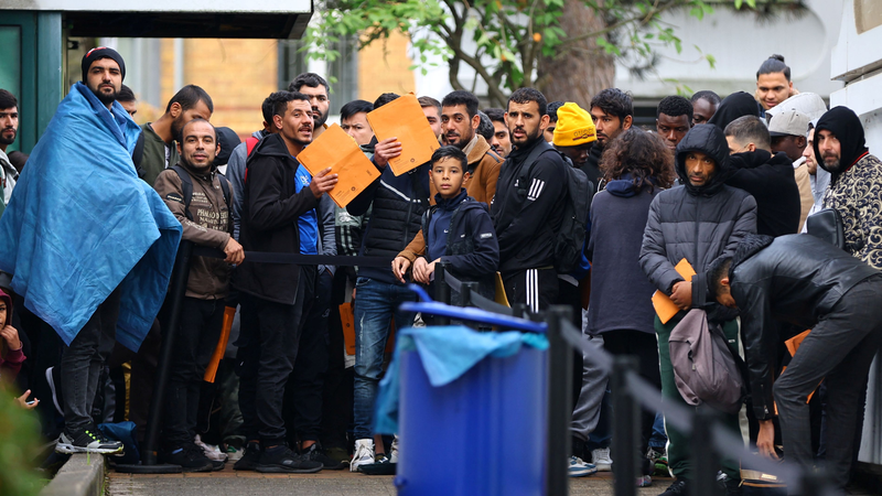 EU難民申請が12％減少　ドイツは30％減でも最多水準