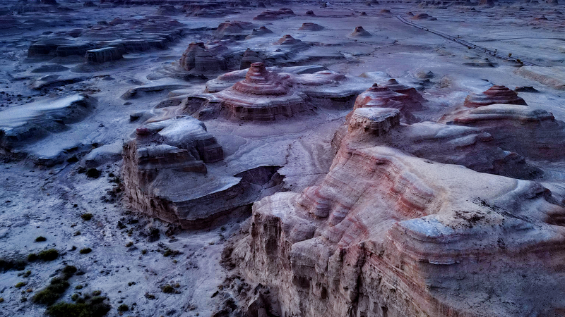 新疆カラマイのヤルダン風食地形　風が彫刻した石の城 video poster