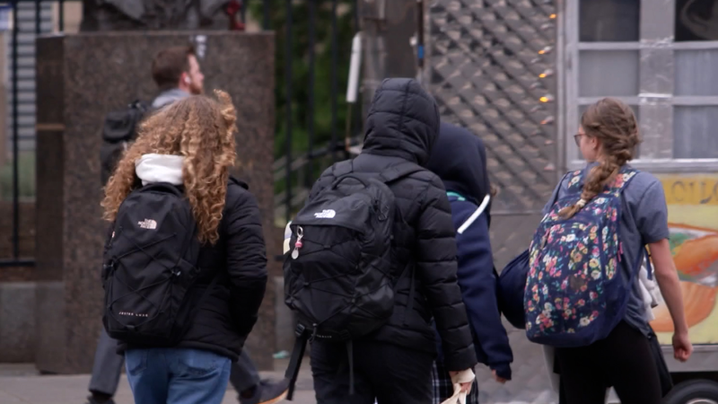 米国への留学生が減少　移民取り締まり強化の経済リスク video poster