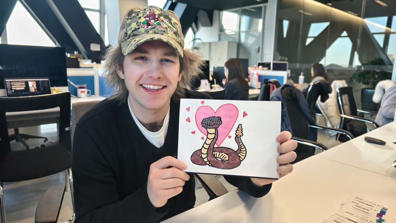 巳年の春節を描く国際ニュース　アリゾナのガラガラヘビが中国風アートに video poster