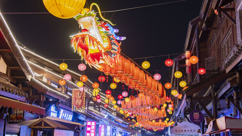 春節前の重慶・磁器口古鎮 ランタンに灯る1000年の街