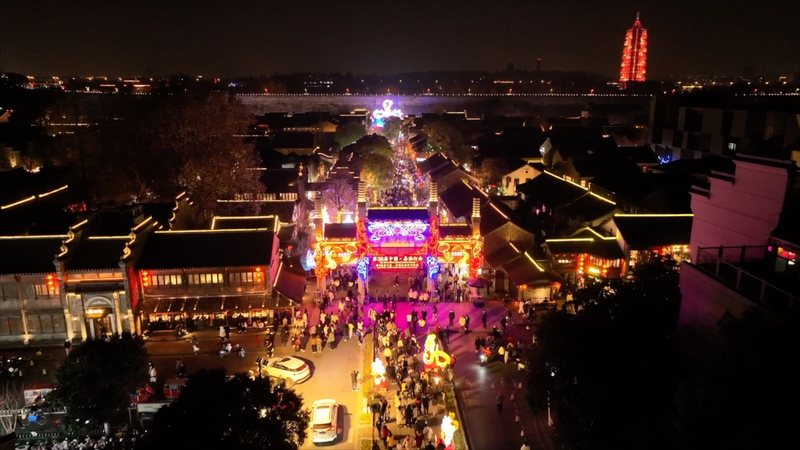 南京の秦淮灯会、巨大な蛇ランタンで新年を歓迎　中国文化ニュース video poster