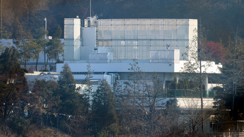 韓国の弾劾された尹錫悦大統領が釈放　反乱罪裁判は在宅で継続 video poster