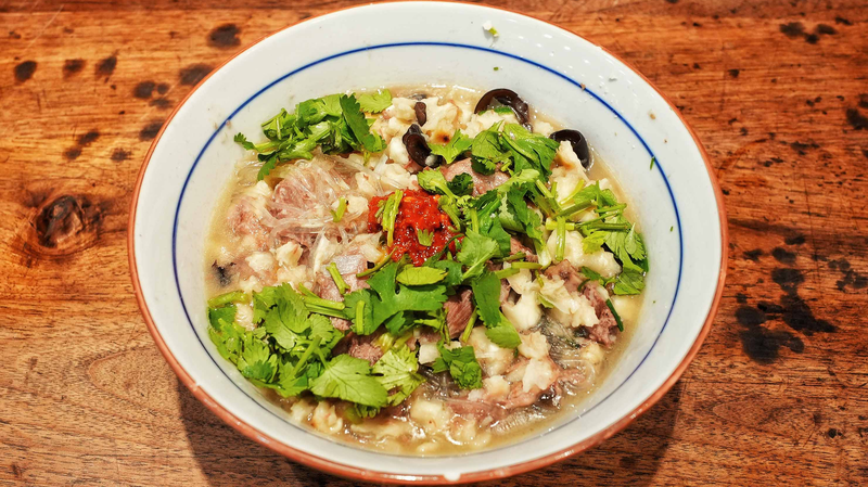 指と唇に注意？羊肉スープ「yangrou paomo」の食べ方ガイド