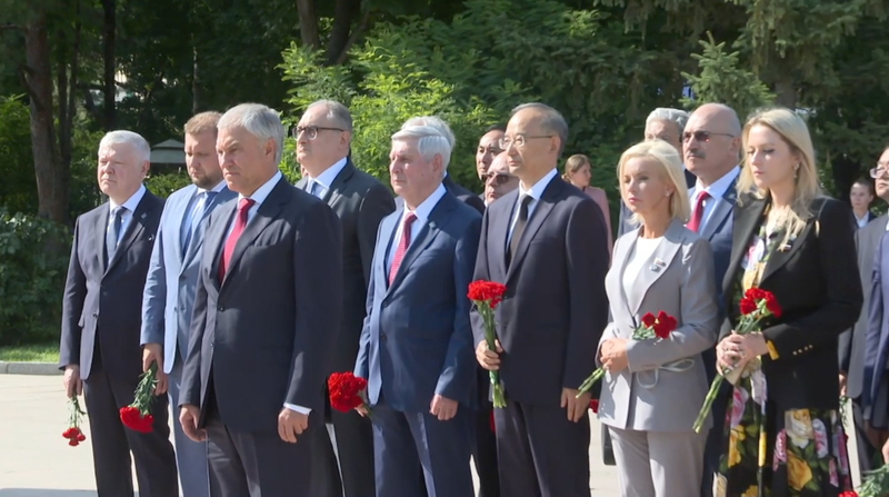長春でロシア下院議長がソ連兵追悼　記念碑が映す中ロ関係【国際ニュース】 video poster