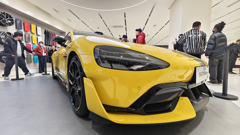 Xiaomi高級EV SU7 Ultra発表　価格と自動運転で市場に挑戦