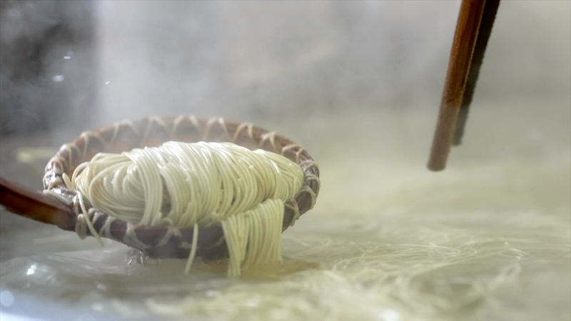 朝から楽しむ蘇州麺：自由トッピングのローカル朝食文化 video poster