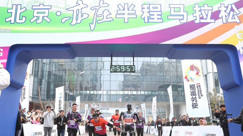 AIはスポーツをどう変える？ロボット選手と審判が登場する未来 video poster