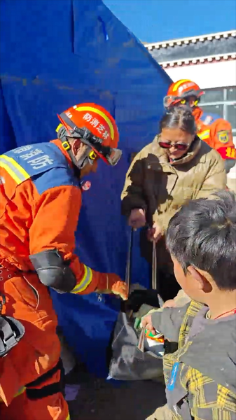 K7SHYXHP9AJNM6NH6Z64 - NewsTomo – 日本語で読む、世界のニュースハブ 西蔵地震で被災住民が消防隊に食料提供 支え合う前線の現場 video poster