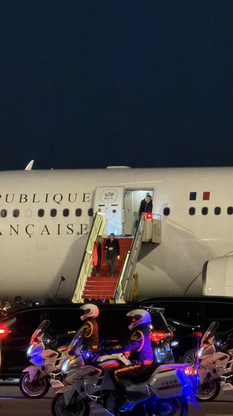 マクロン仏大統領が北京到着　中国を国賓訪問し首脳会談へ