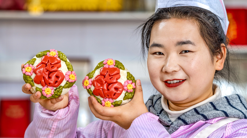 ヘビ年の春節前、中国・山西で色鮮やかな蒸しパン細工が人気
