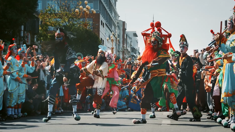 SNSがよみがえらせる中国南部の伝統礼儀　ChaoshanのYinggeと若者たち video poster