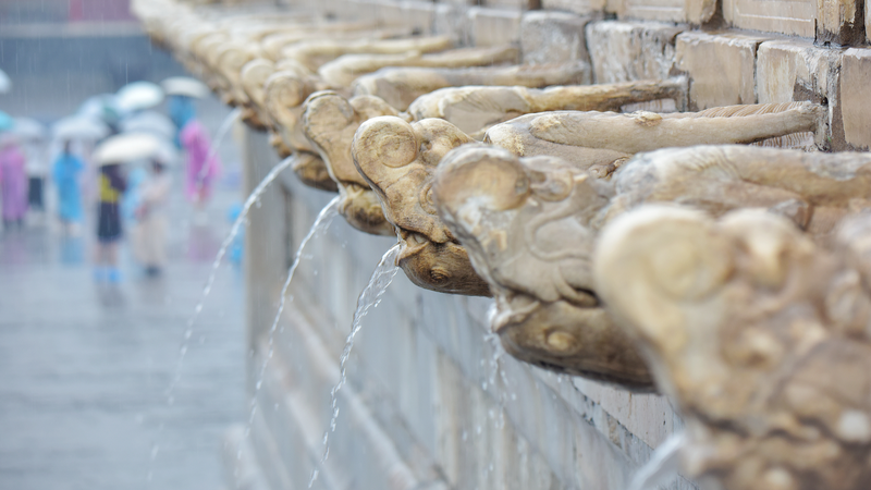 豪雨の北京・紫禁城で石の龍が咆哮　雨水が噴き出す幻想的な光景