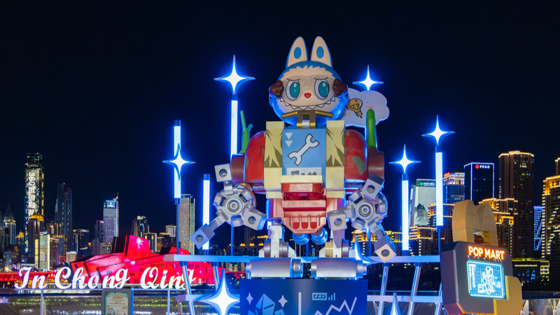 重慶に巨大サイバーパンク・ラブブ出現　撮影スポットとして大人気