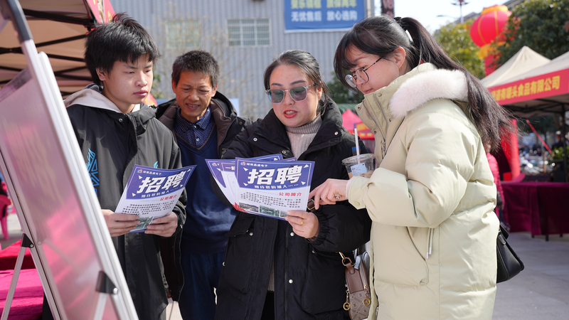 中国の李強首相、雇用と医療・教育改革を協議 国務院常務会議