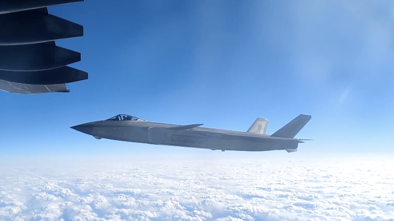 J-20とY-20が護衛　抗美援朝戦争の烈士43人の遺骨が帰還 video poster