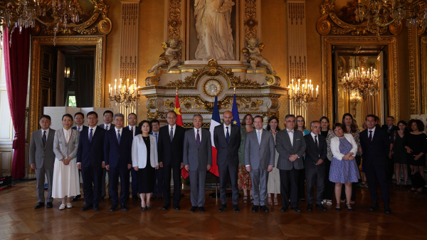 王毅外相、フランスとの人的交流拡大を提案　文化・教育で4つの柱