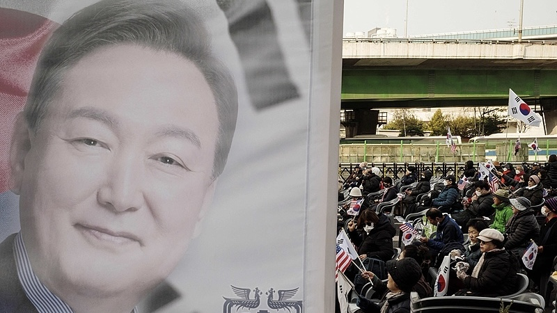 韓国憲法裁、ユン大統領の弾劾を認め罷免　戒厳令宣言が争点 video poster