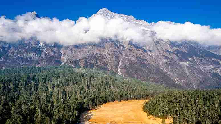 中国雲南省Yulong Snow Mountain　黒と白が描く世界有数の観光山 video poster