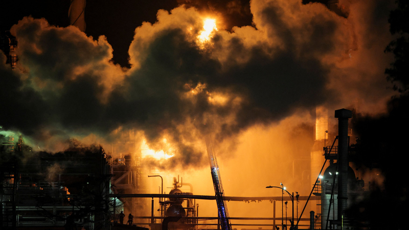 ロサンゼルス・エルセグンド製油所で大規模火災　爆発通報で消防が出動 video poster